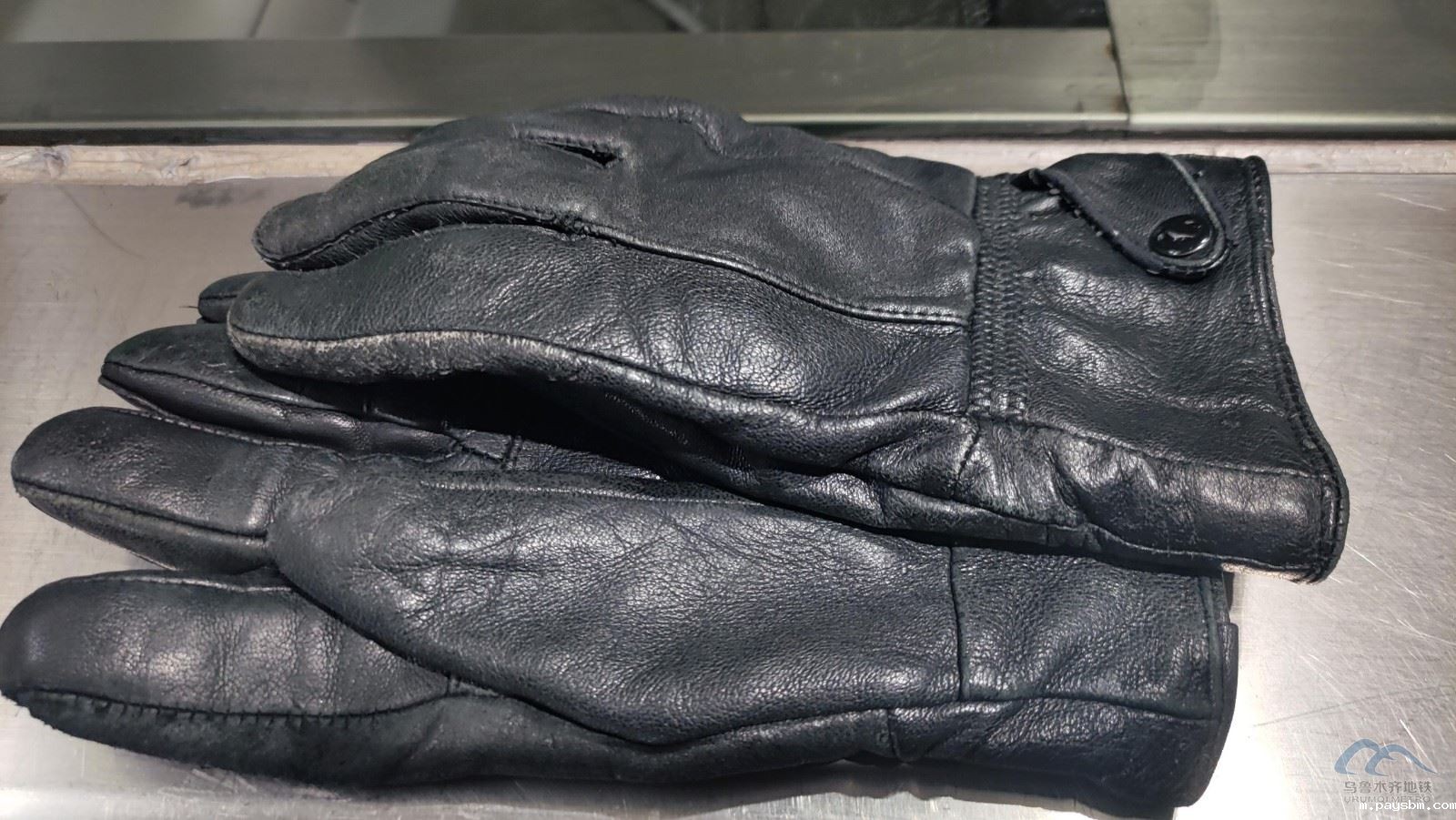 黑色手套.jpg