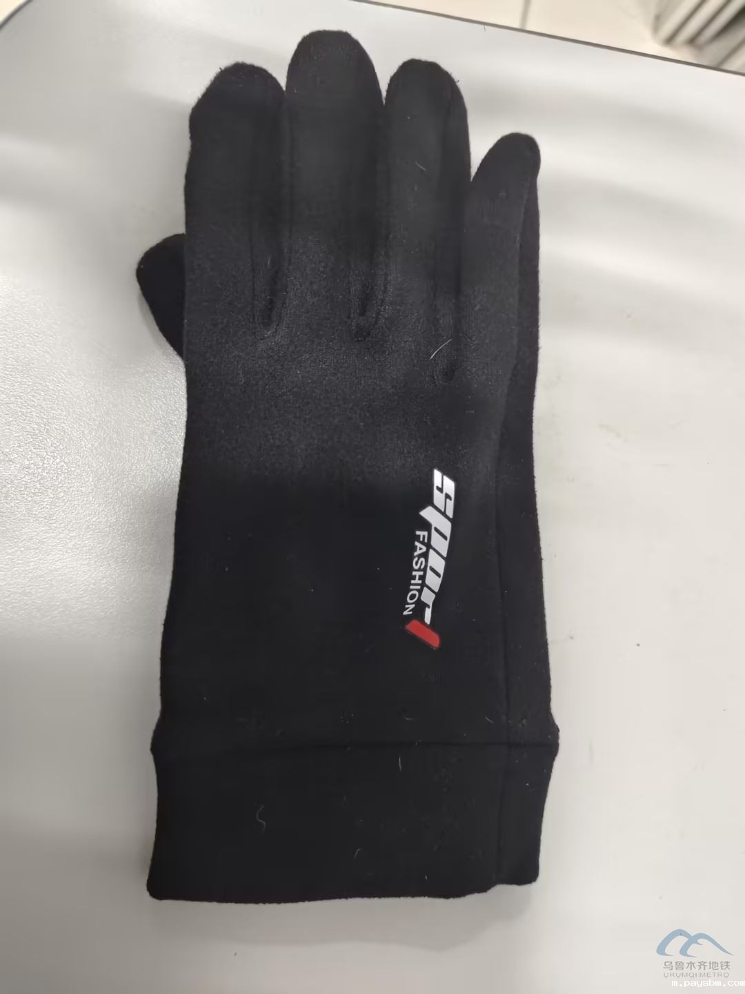 一只黑色手套.jpg