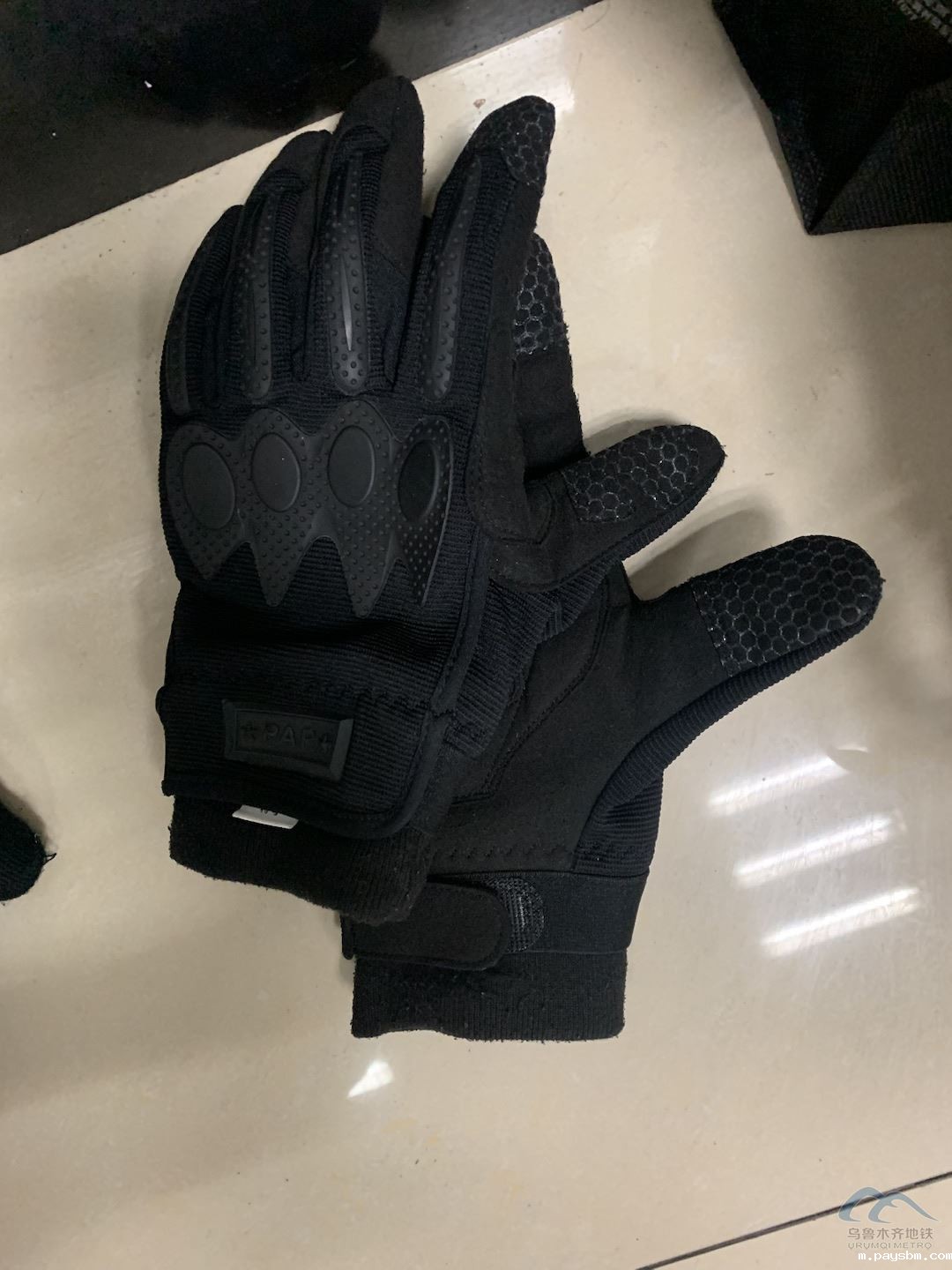 黑色手套.jpg