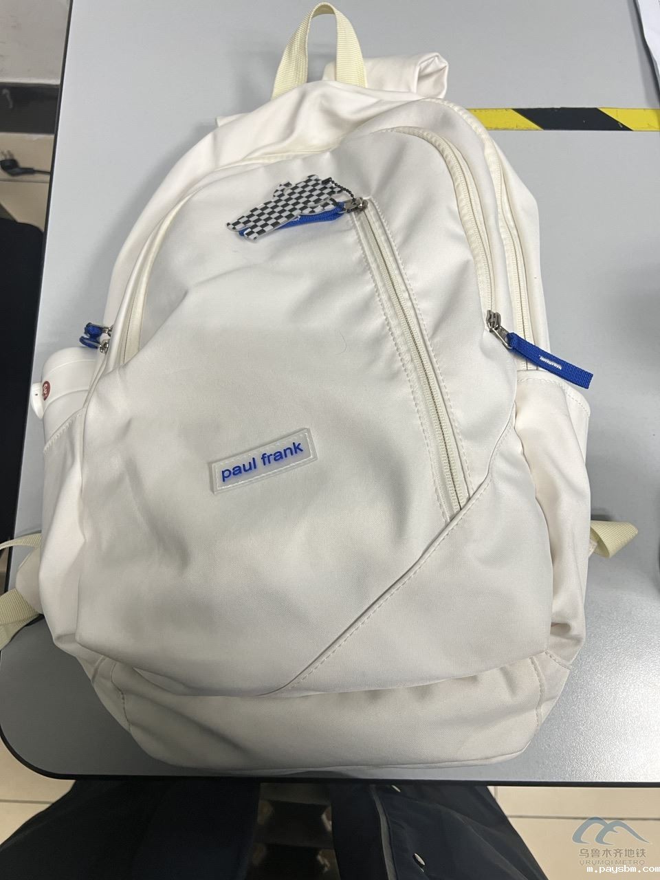 白色书包.jpg