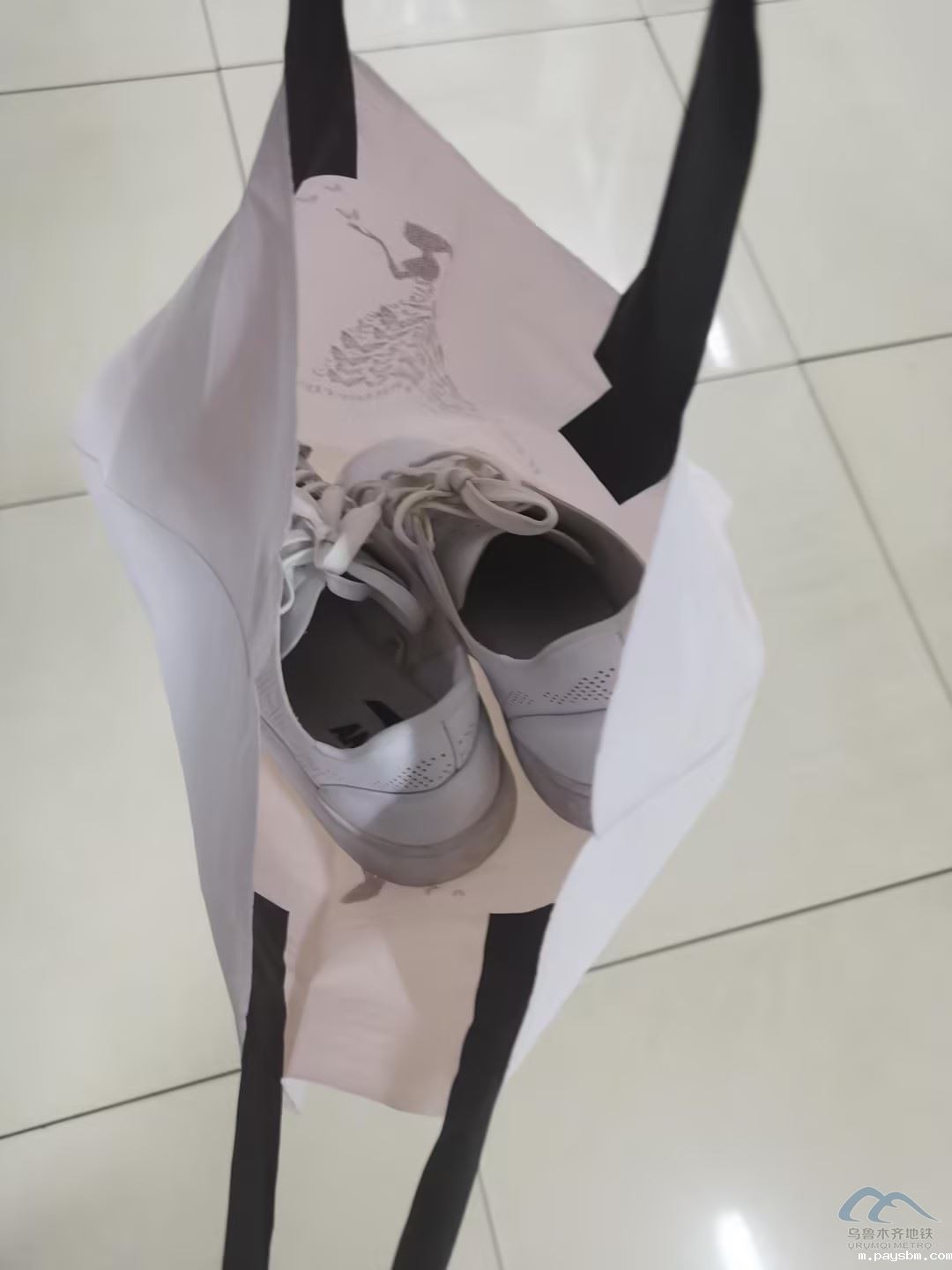 白色鞋子.jpg
